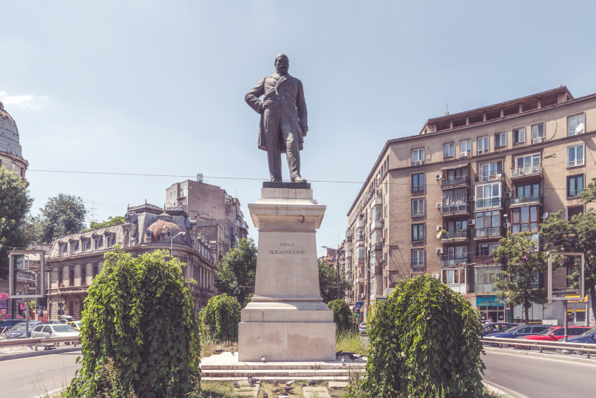 Monument Mihail Kogălniceanu