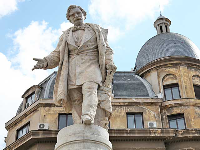 Statuia lui Ion Heliade Rădulescu