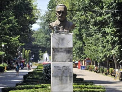 Statuia lui Mircea Cancicov